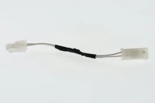 Kabel mit zwei Steckverbindern und dünnen Drähten, verwendet für Verbindungstechnik, möglicherweise für Bosch-Geräte oder Brennkammern.
